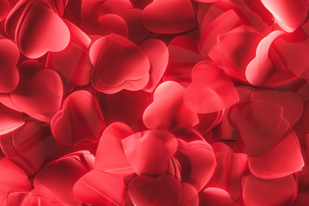 όμορφο διακοσμητικό κόκκινες καρδιές, φόντο ημέρα του Αγίου Βαλεντίνου    - Φωτογραφία, εικόνα