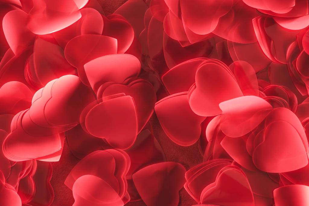dekoratív piros szív alakú szirmok, Valentin-nap háttér kiadványról    - Fotó, kép