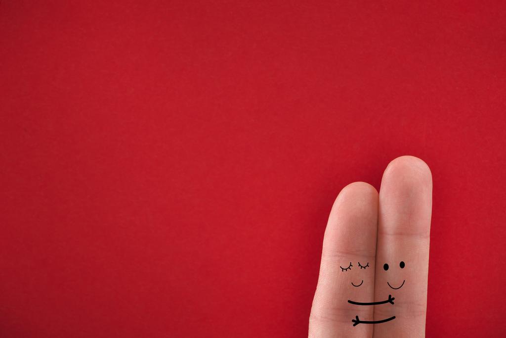 Dedos pintados fingiendo feliz pareja enamorada abrazándose. Concepto de San Valentín
.  - Foto, Imagen