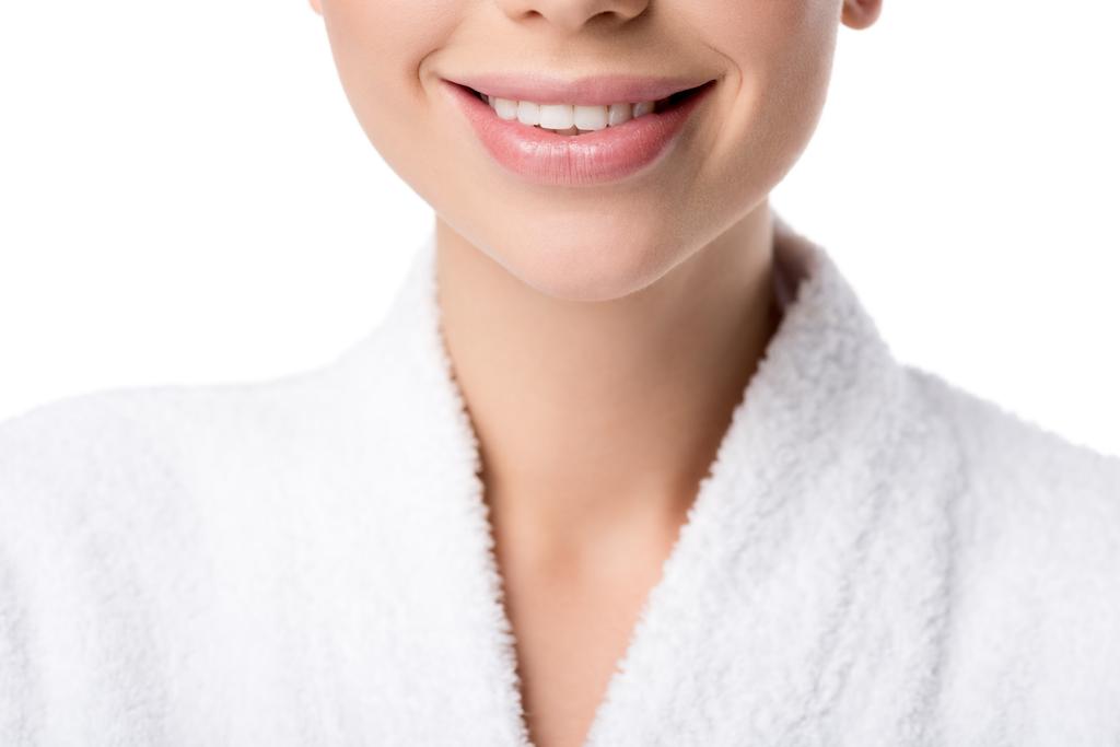 vista cortada de mulher sorridente em roupão de banho isolado em branco
 - Foto, Imagem