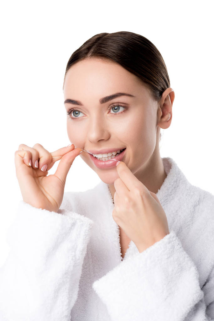 bela mulher em branco roupão de banho dentes de fio dental isolado no branco
 - Foto, Imagem