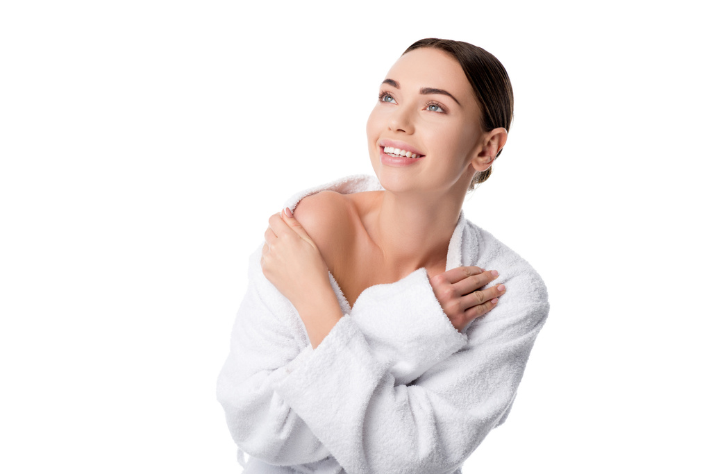 bela mulher sorridente em roupão de banho com as mãos cruzadas isolado no branco
 - Foto, Imagem