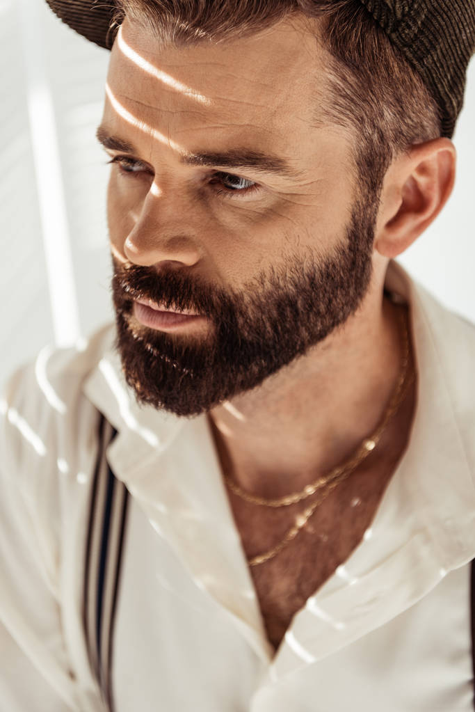 düşünceli sakallı adam altın zinciri ile casual giyim - Fotoğraf, Görsel