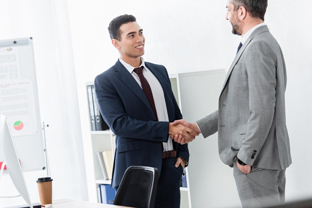 ammattimainen liikemies muodollinen kuluminen kättelee ja hymyilee toisilleen toimistossa
   - Valokuva, kuva