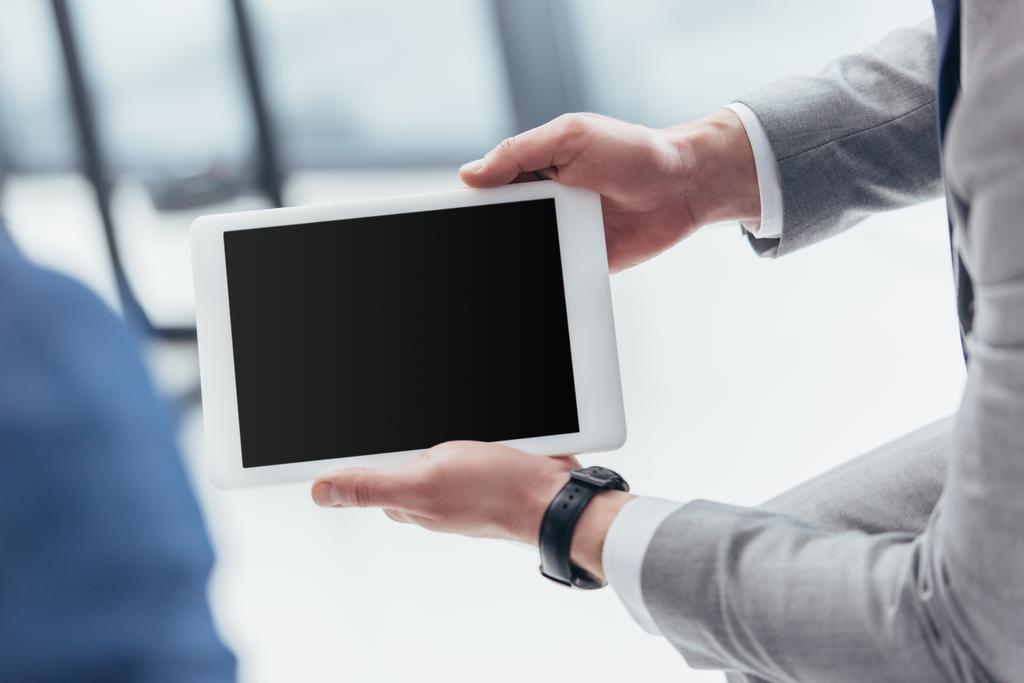 vista parcial del empresario sosteniendo tableta digital con pantalla en blanco
 - Foto, Imagen