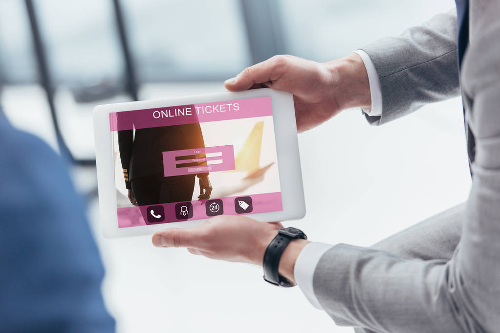 Μερική άποψη του επιχειρηματία που κατέχουν ψηφιακό tablet με το app online εισιτήρια στην οθόνη - Φωτογραφία, εικόνα