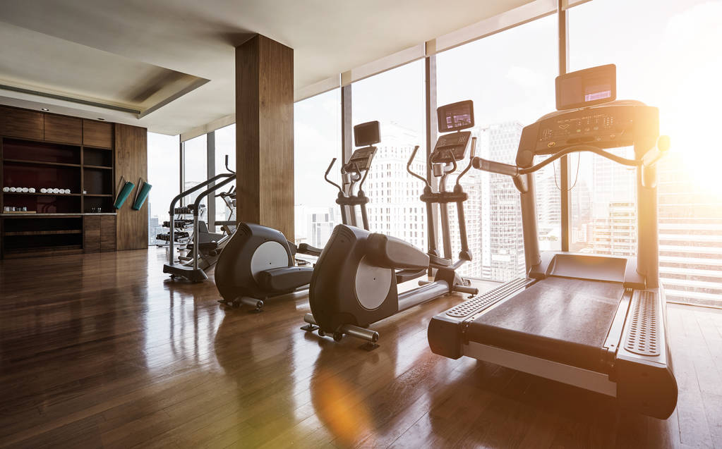 Modern bir spor salonu oda fitness merkezi ile çizgi, sabah gündoğumu sahne kalan koşu bandı set . - Fotoğraf, Görsel