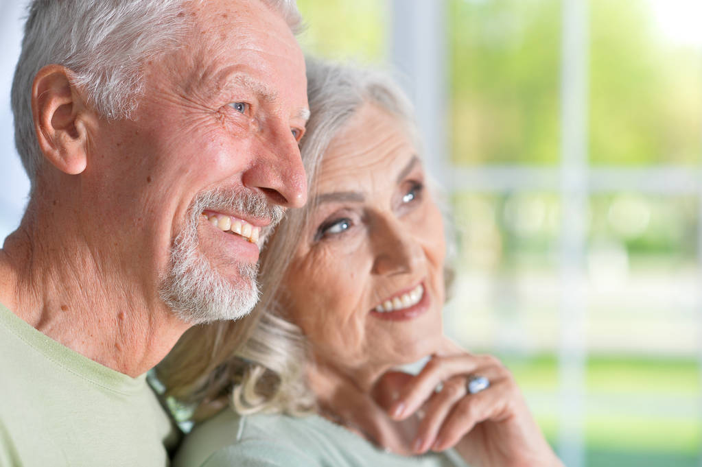 glückliches Senior-Paar posiert zu Hause - Foto, Bild