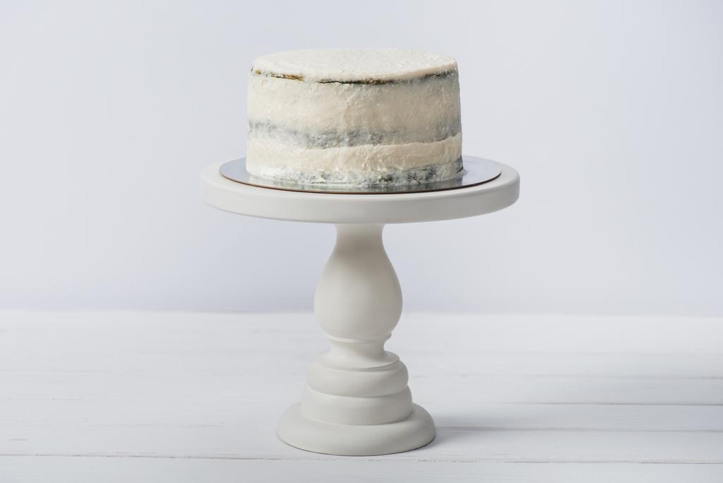 gâteau sur pied blanc isolé sur blanc
 - Photo, image