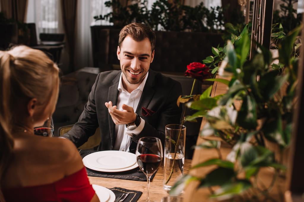 hombre guapo riendo mientras mira a la chica en el restaurante
  - Foto, imagen
