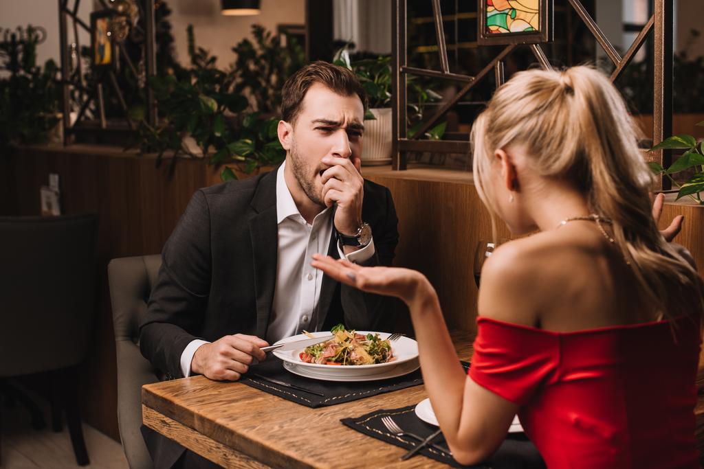 чоловік позіхання під час прослуховування дівчини в ресторані
  - Фото, зображення