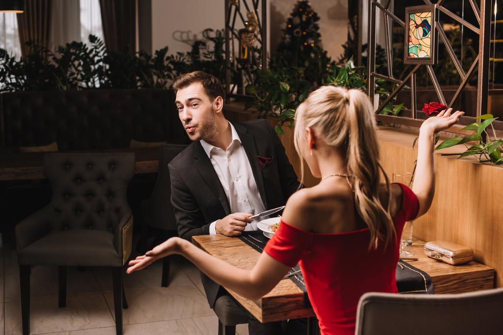 удивленный мужчина сидит в ресторане с блондинкой
  - Фото, изображение