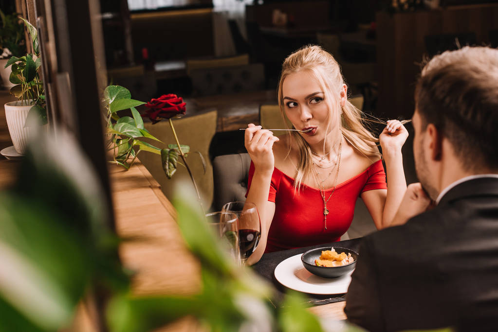 přítelkyně při pohledu na muže v restauraci jíst sladký dezert - Fotografie, Obrázek