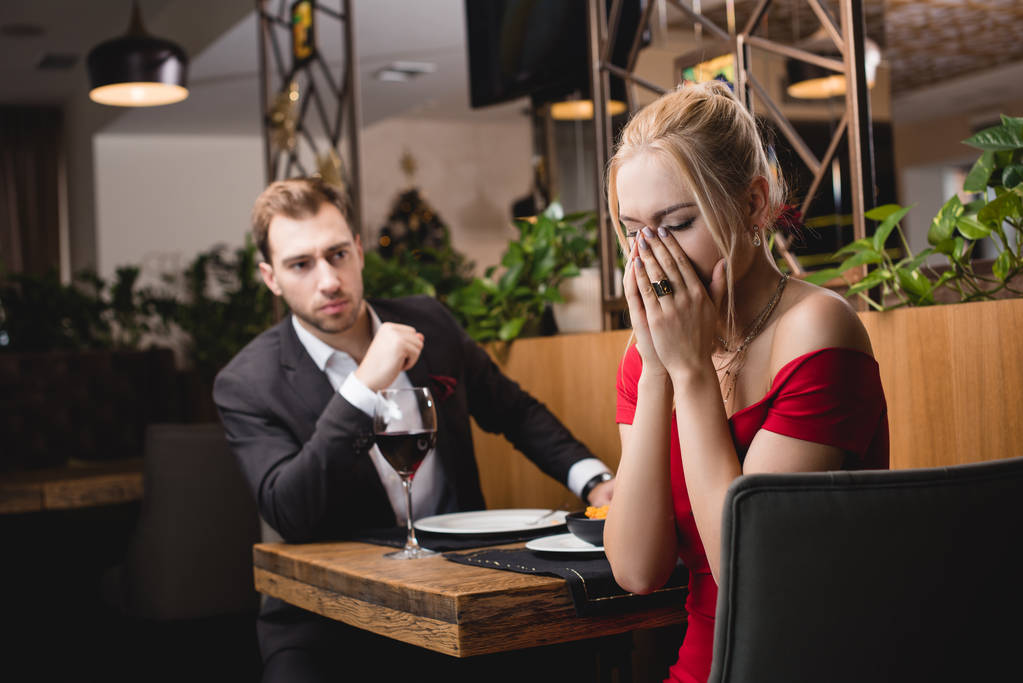 foyer sélectif de la femme offensée pleurer près du petit ami dans le restaurant
  - Photo, image