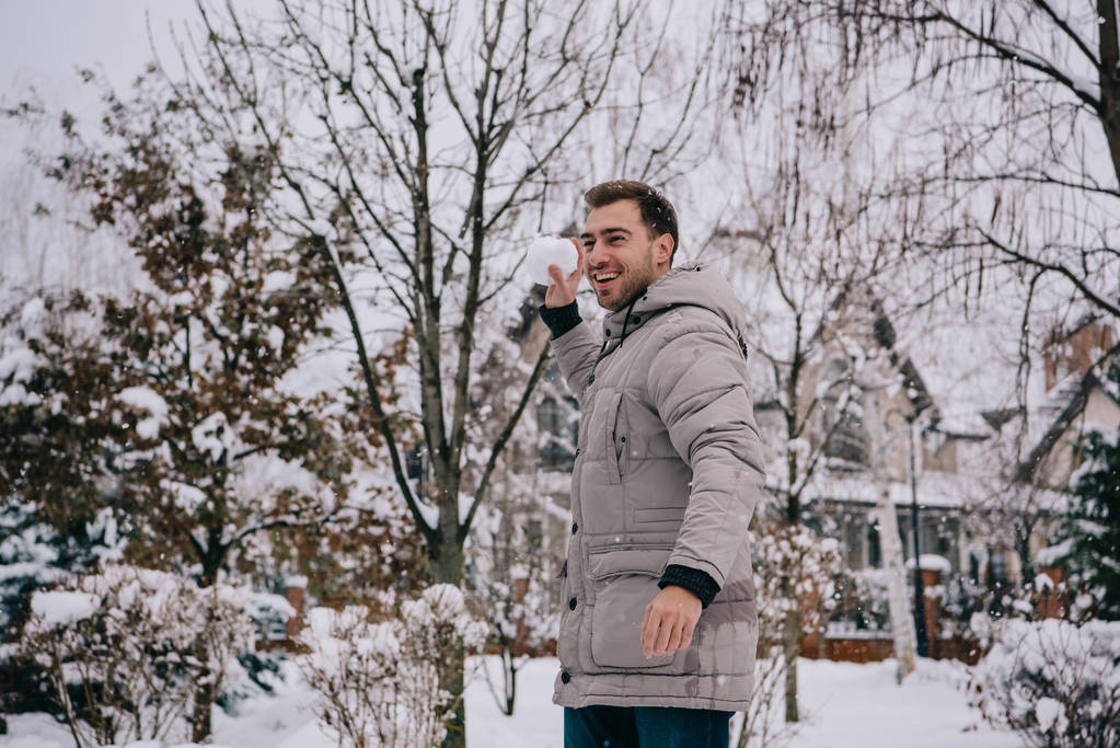 neşeli adam kışın kartopu atarak  - Fotoğraf, Görsel
