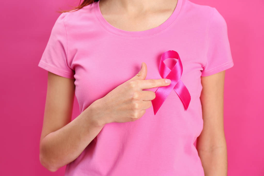 Kobieta z różową wstążką na kolor tła, zbliżenie. Świadomości raka piersi - Zdjęcie, obraz