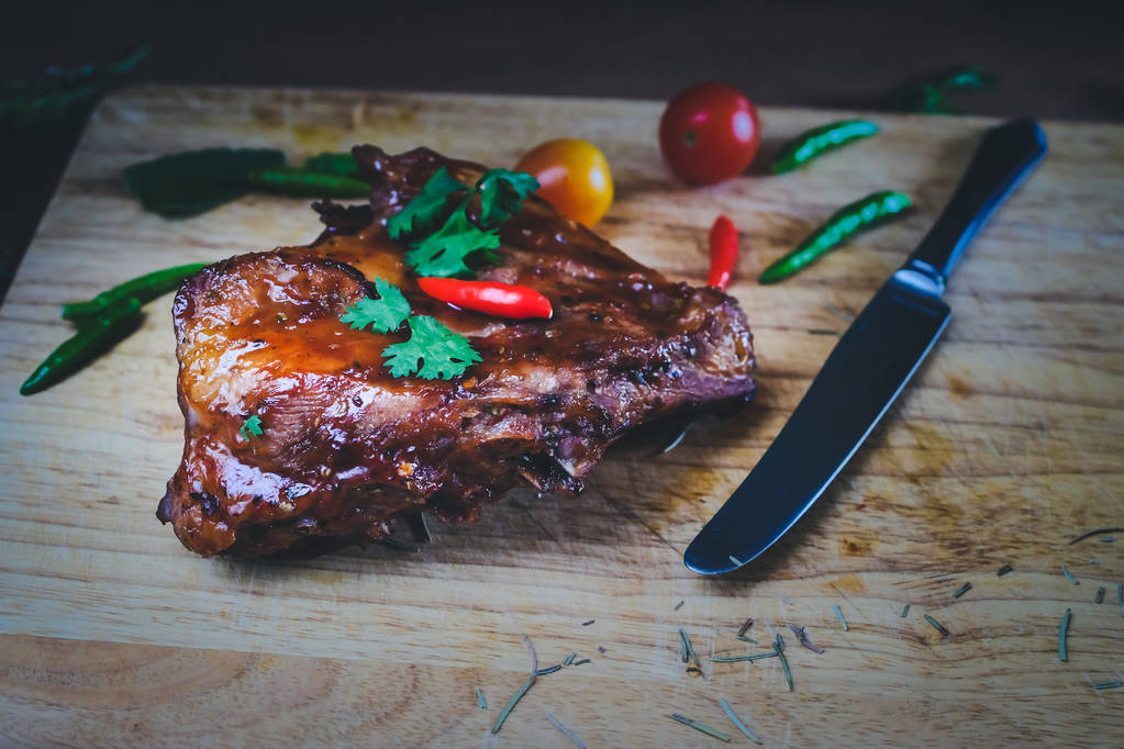 Côtes de porc de viande grillée sur table en bois
. - Photo, image