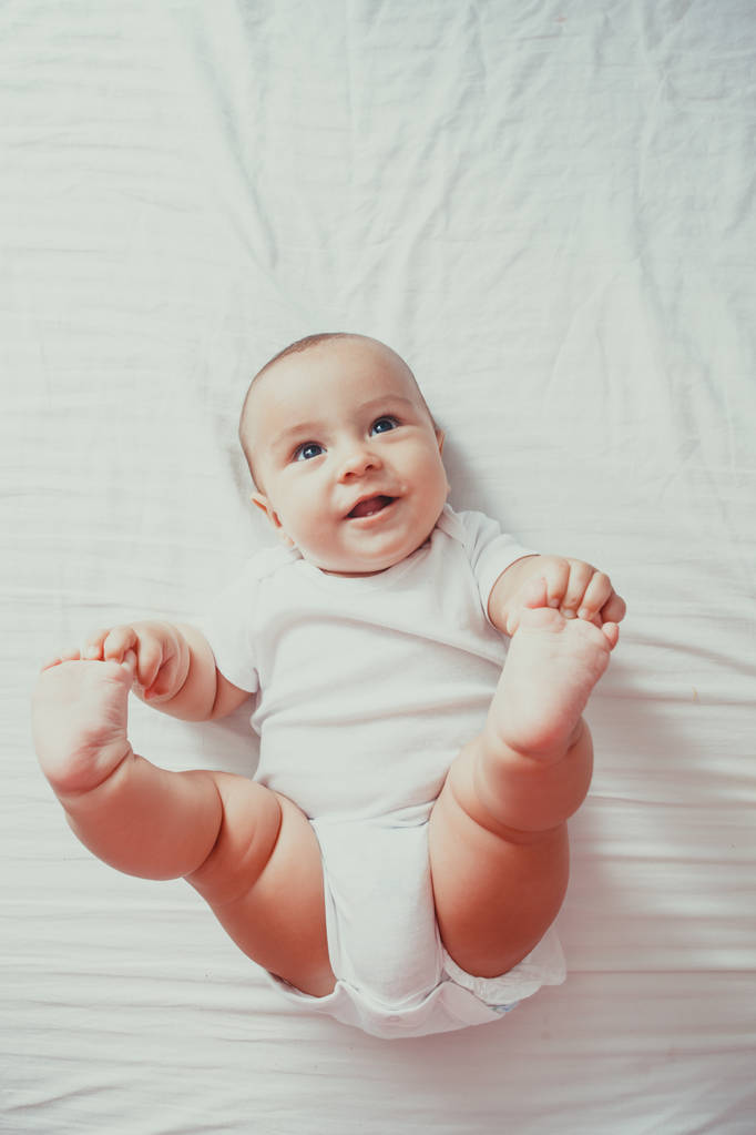 Retrato de un bebé acostado en la cama - Foto, imagen