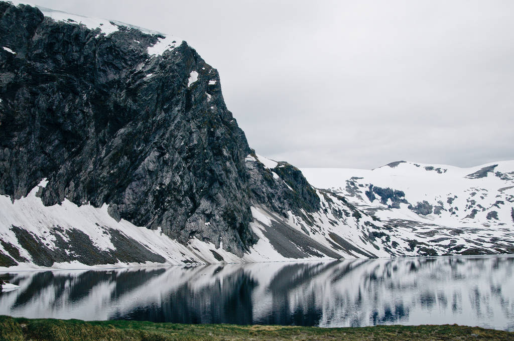 Jezioro Djupvatnet w pobliżu góry Dalsnibba i Geirangerfjord w Norwegii. Podróż do Norwegii - Zdjęcie, obraz