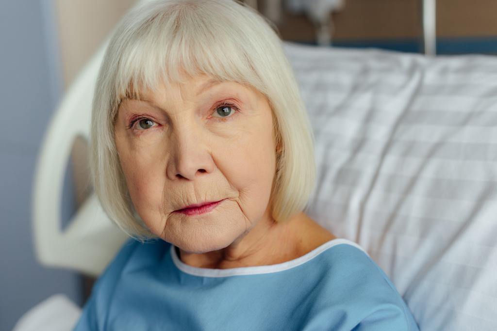 valikoiva painopiste surullinen vanhempi nainen harmaat hiukset makaa sängyssä sairaalassa
 - Valokuva, kuva