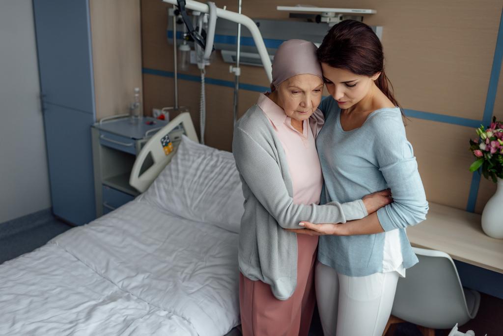 kızı kucaklayan hastanede kanser hasta üst düzey annesiyle üzgün - Fotoğraf, Görsel