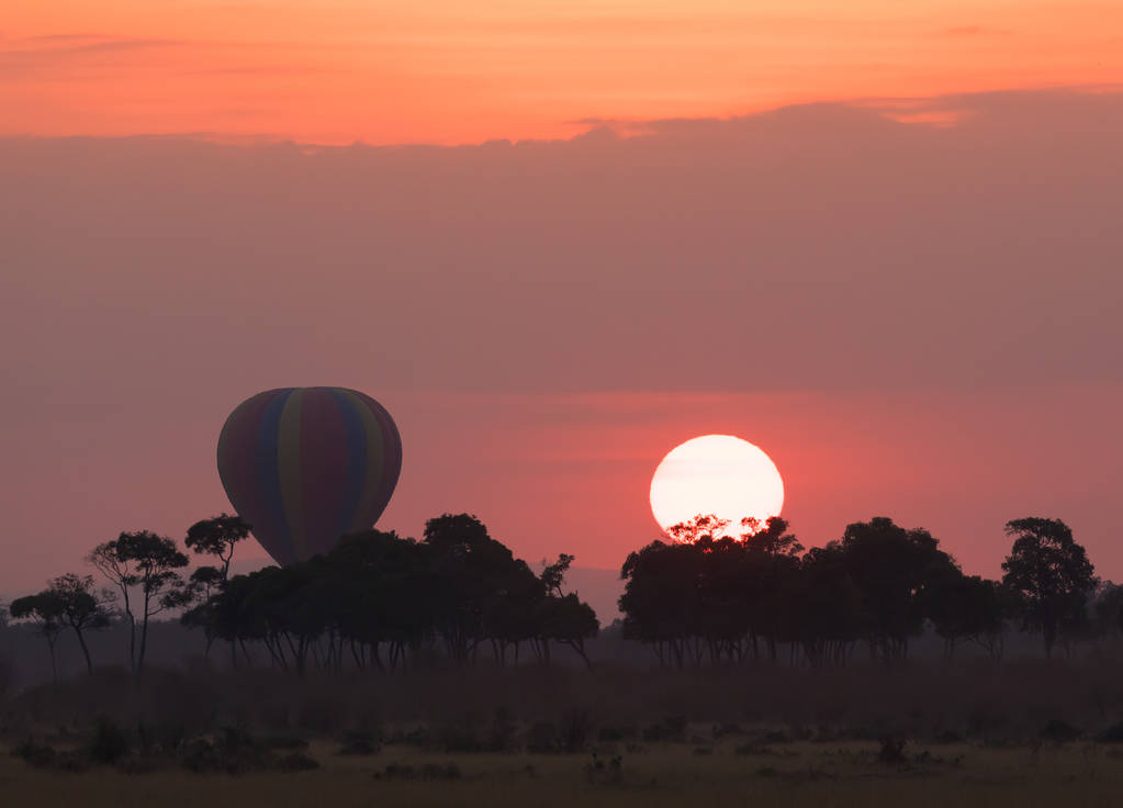Grande balão listrado no belo pôr do sol fundo
 - Foto, Imagem