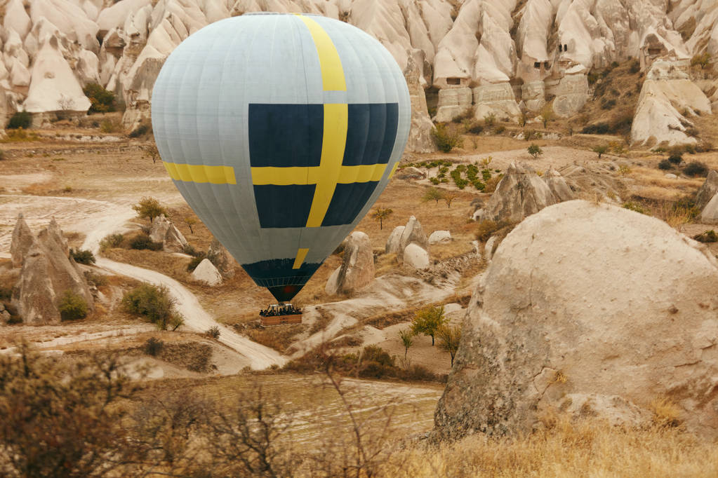 Путешествие. Воздушный шар, летящий над Скальной Долиной, Воздушные шары
 - Фото, изображение