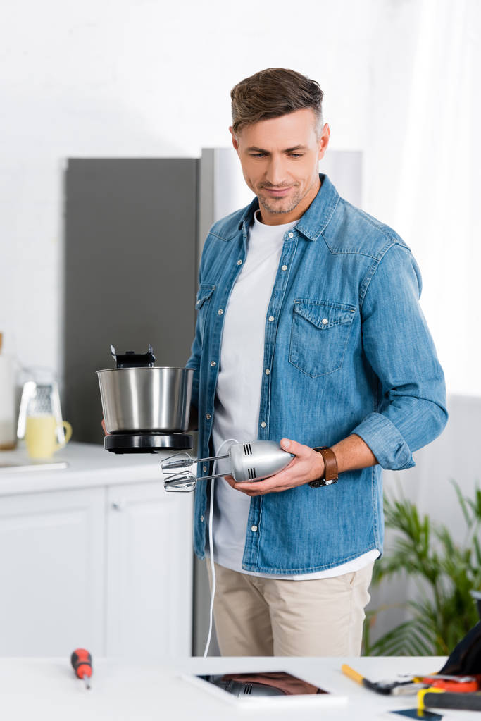 schöner Mann repariert Küchenarmatur zu Hause - Foto, Bild