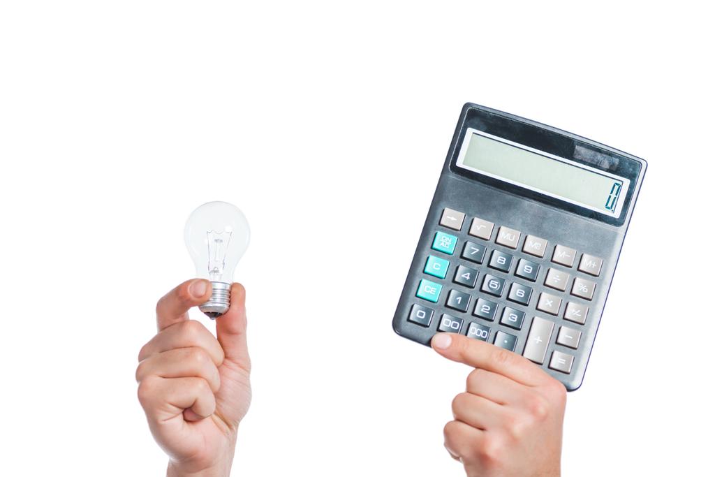 visão recortada de mãos masculinas segurando lâmpada led e calculadora em mãos isoladas em branco, conceito de eficiência energética
  - Foto, Imagem