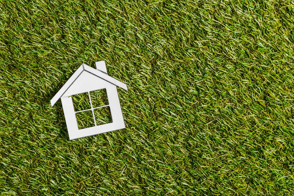 vista superior de la casa de papel blanco sobre césped verde, concepto de eficiencia energética en el hogar
 - Foto, Imagen