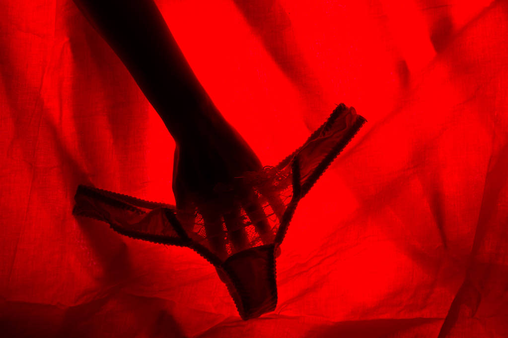 mão mulher dentro calcinha em luz vermelha
 - Foto, Imagem