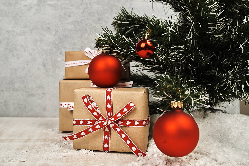 подарки под елку с красивыми блестящими красными безделушками
 - Фото, изображение