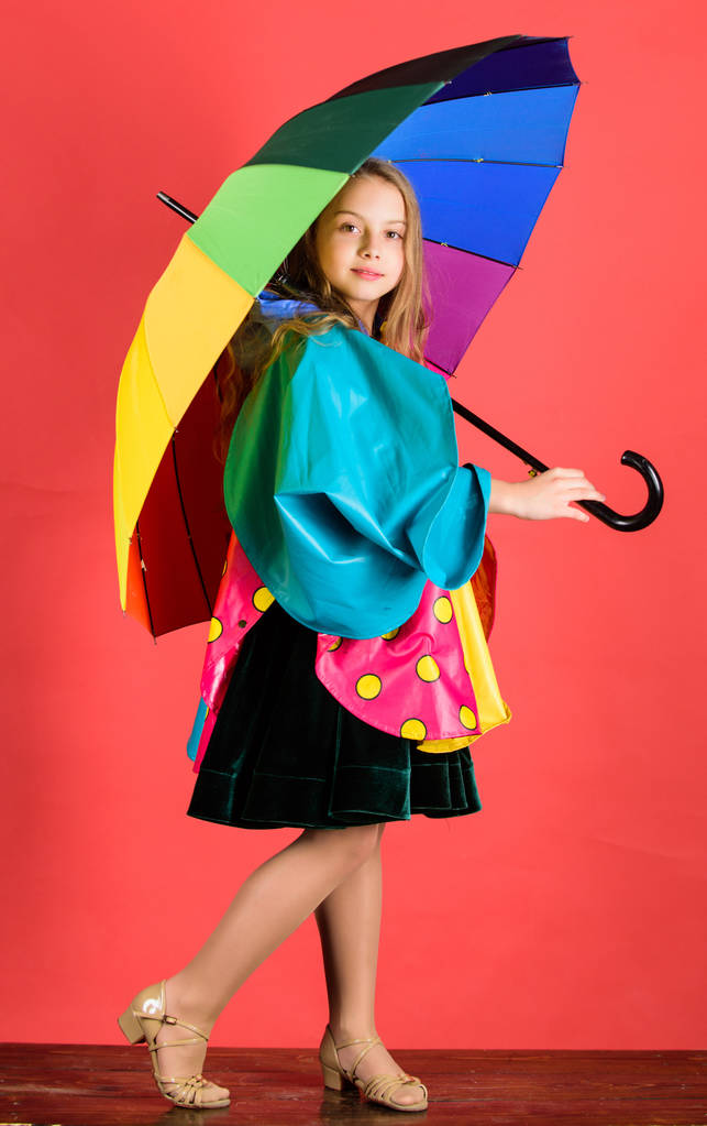 防水付属品を製造します。防水アクセサリーは、陽気で楽しい雨の日を作る。子供女の子の幸せは、カラフルな傘摩耗防水マントを保持します。適切な衣服と雨をお楽しみください。 - 写真・画像
