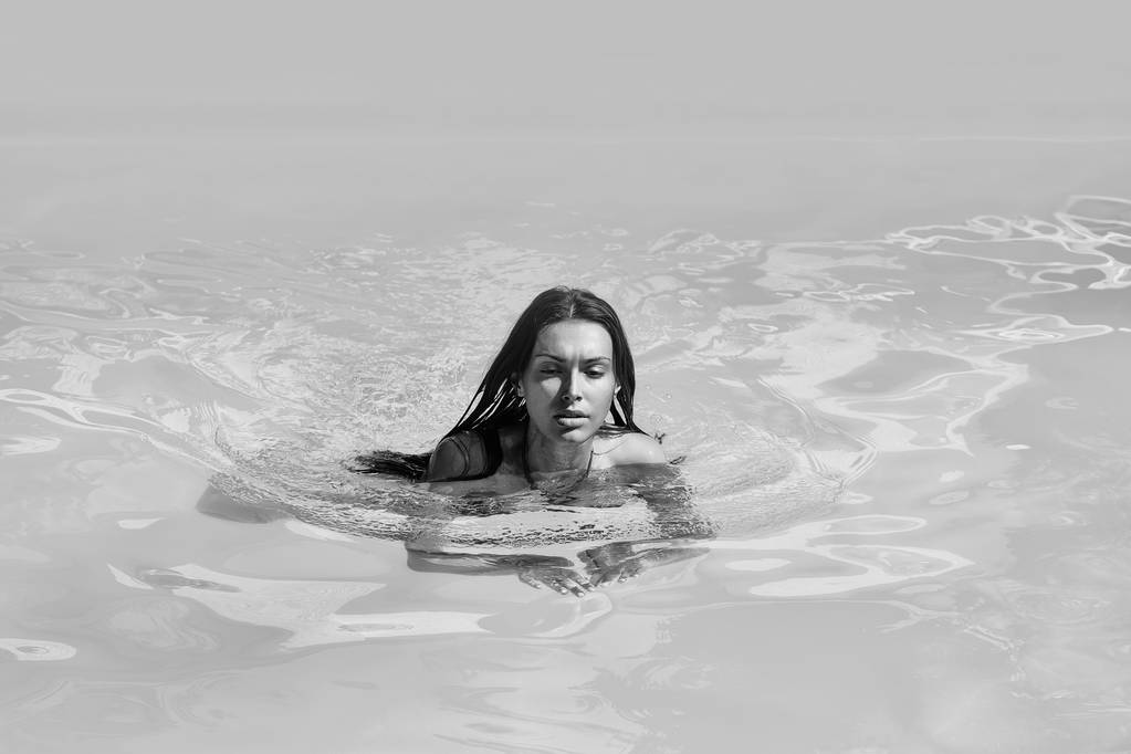Modello in piscina
 - Foto, immagini