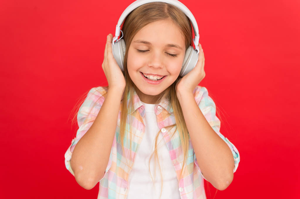 Mädchen hören Musik moderne Kopfhörer. Musikkonten abonnieren. Musikalisches Konzept genießen. Musik immer bei mir. kleines Mädchen hört Song-Kopfhörer. Online-Radiosender. Freizeitkonzept - Foto, Bild