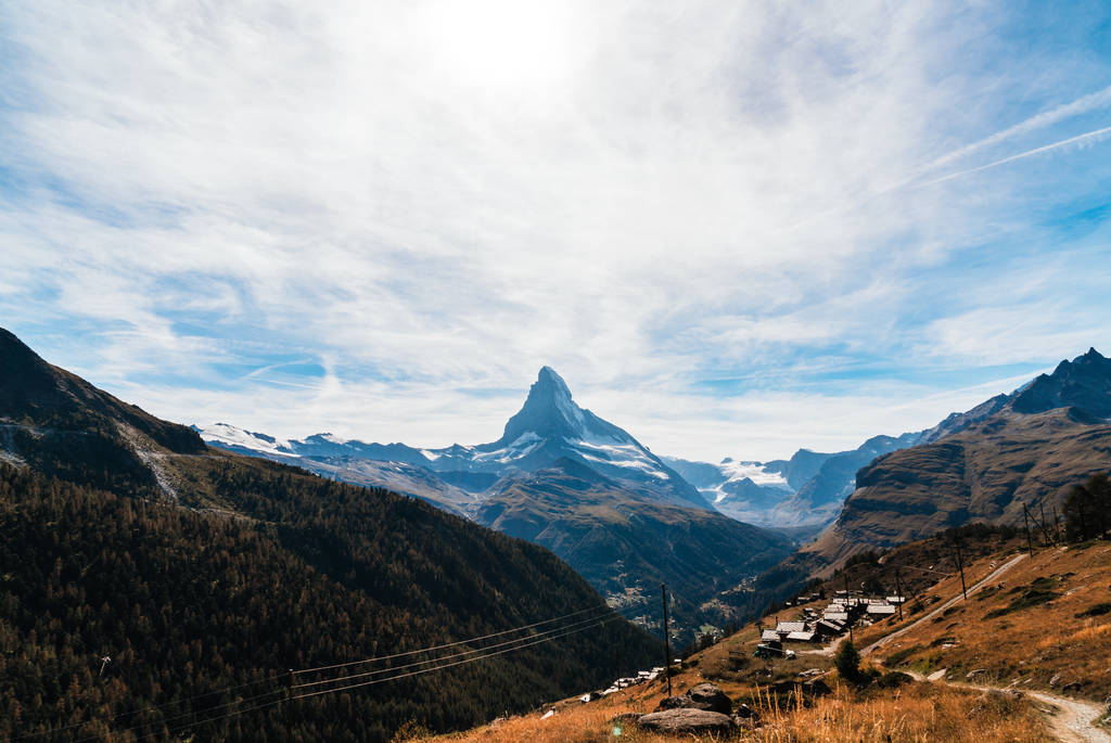 Piękny krajobraz górski z widokiem na szczyt Matterhorn w Zermatt, Szwajcaria. - Zdjęcie, obraz