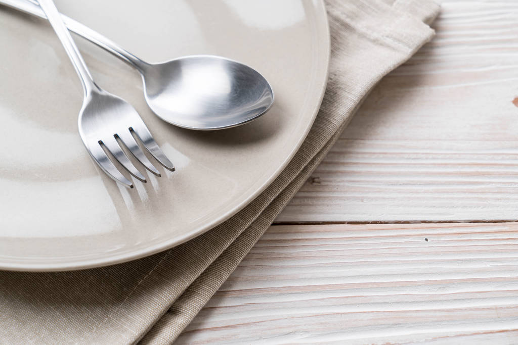 assiette vide cuillère fourchette et couteau sur la table
 - Photo, image