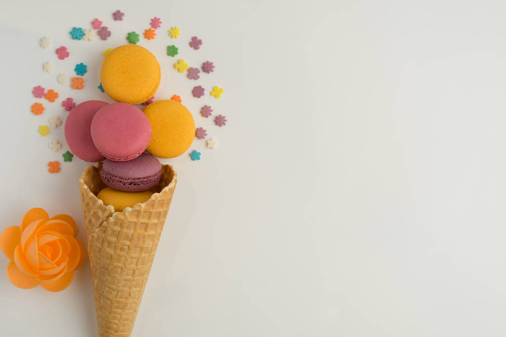 Pastel macaron o macarrón sobre fondo blanco desde arriba, coloridas galletas de almendras, vista superior
. - Foto, imagen