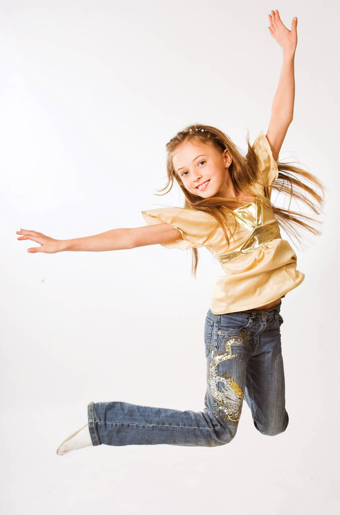 κορίτσι πηδά σε λευκό φόντο - Φωτογραφία, εικόνα