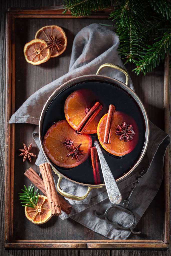Aromatik ve güçlü kırmızı şarap mulled tarçın ve portakal ile - Fotoğraf, Görsel