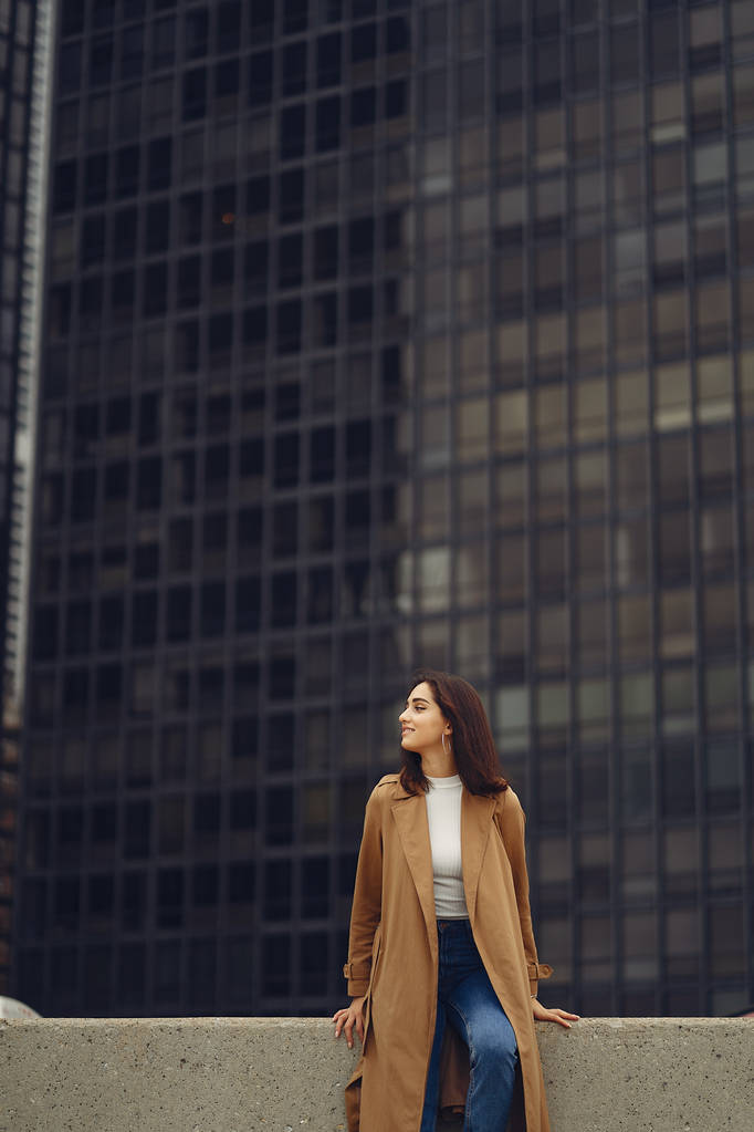 Frau geht durch die Straßen von Chicago - Foto, Bild