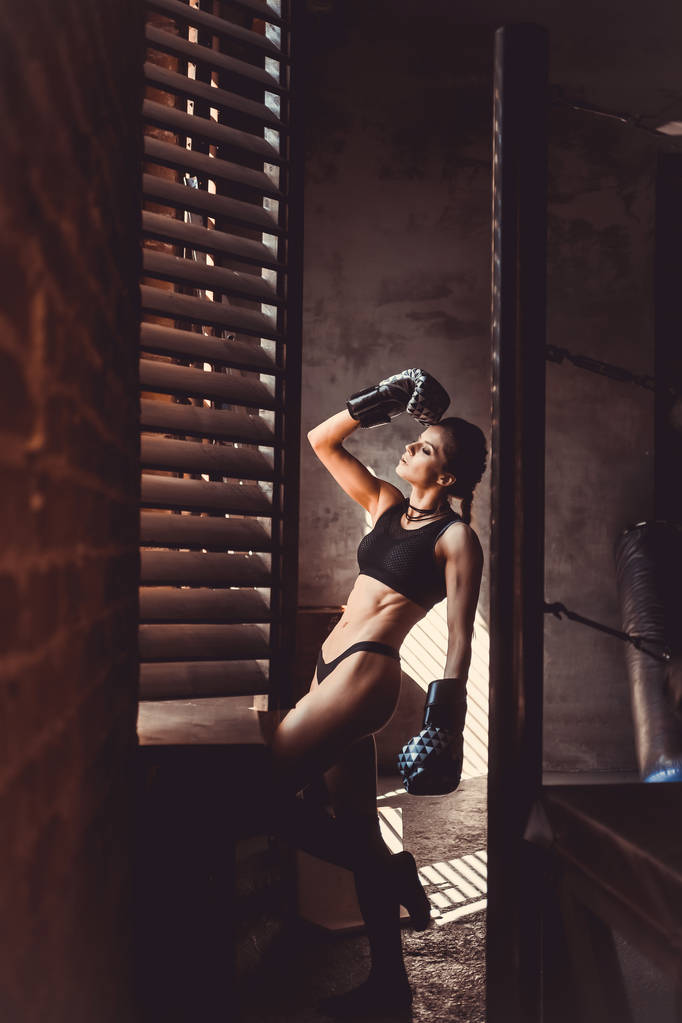 フィットネス筋力トレーニングのトレーニング コンセプト背景 - 筋肉ボディービルダー セクシーなスポーツ少女がジムでエクササイズ - 写真・画像