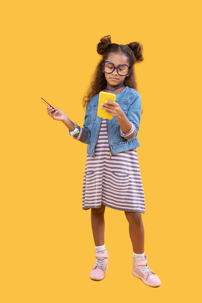 Příjemná inteligentní roztomilá dívka pomocí svého smartphonu - Fotografie, Obrázek