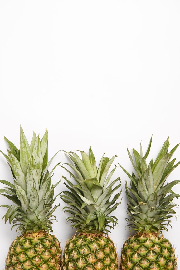 Draufsicht auf frische Bio-Ananas auf weißem Hintergrund - Foto, Bild