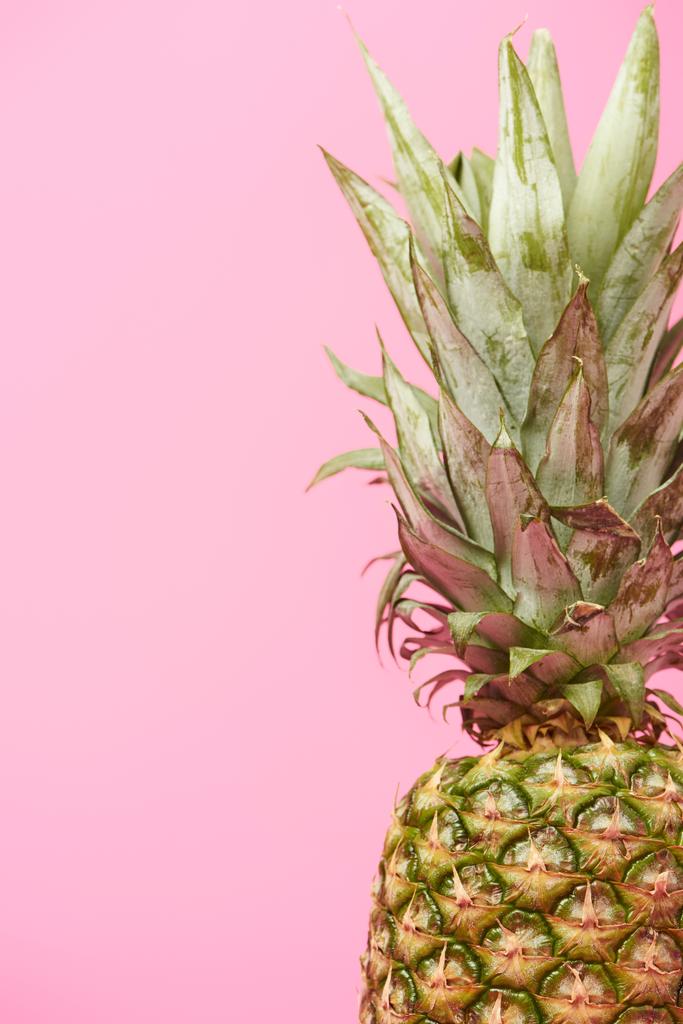 lähikuva orgaaninen ananas eristetty vaaleanpunainen
  - Valokuva, kuva