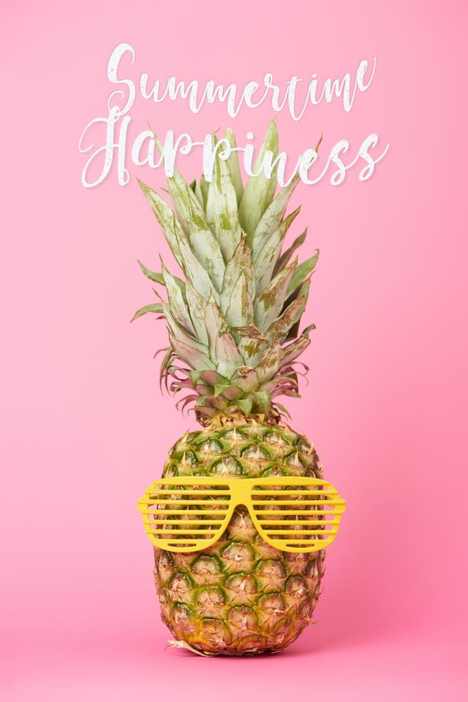αστείο, γλυκό ανανά σε γυαλιά ηλίου με καλοκαίρι ευτυχία γράμματα σε ροζ φόντο - Φωτογραφία, εικόνα