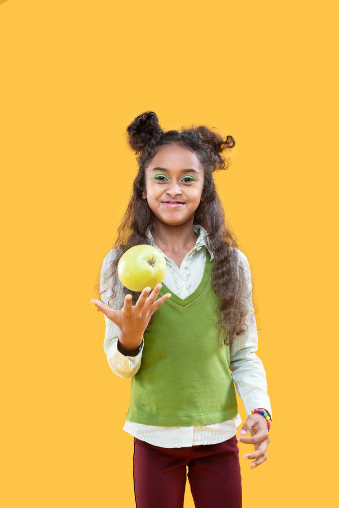 Délicieuse fille heureuse tenant une pomme verte
 - Photo, image