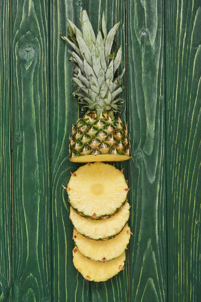 felülnézet körök szelet ananász zöld fa tábla - Fotó, kép