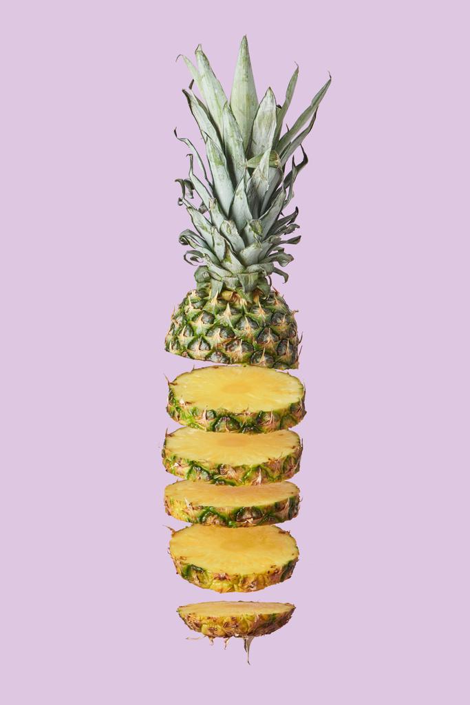 gesneden zoete biologische ananas geïsoleerd op paars  - Foto, afbeelding