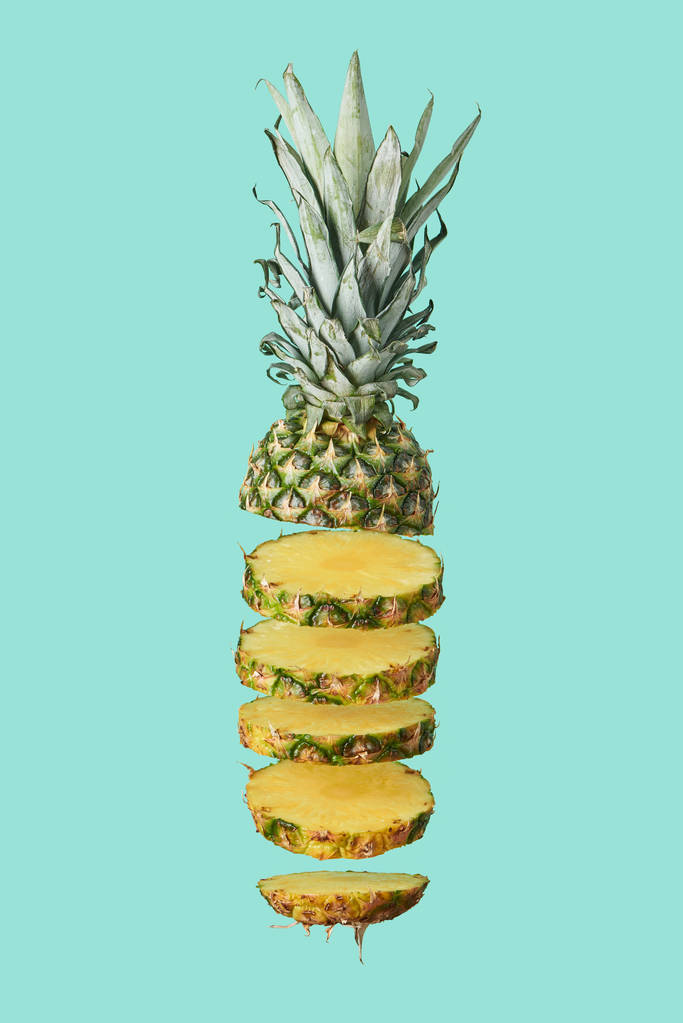 dilimlenmiş tatlı organik ananas turkuaz üzerinde izole  - Fotoğraf, Görsel